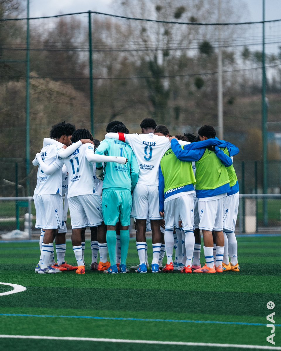 ✅ Victoire également pour nos U17 face à l'ASPTT Dijon (3-2), après avoir terminé le match à 9 contre 11 ! #FormationAJA pic.