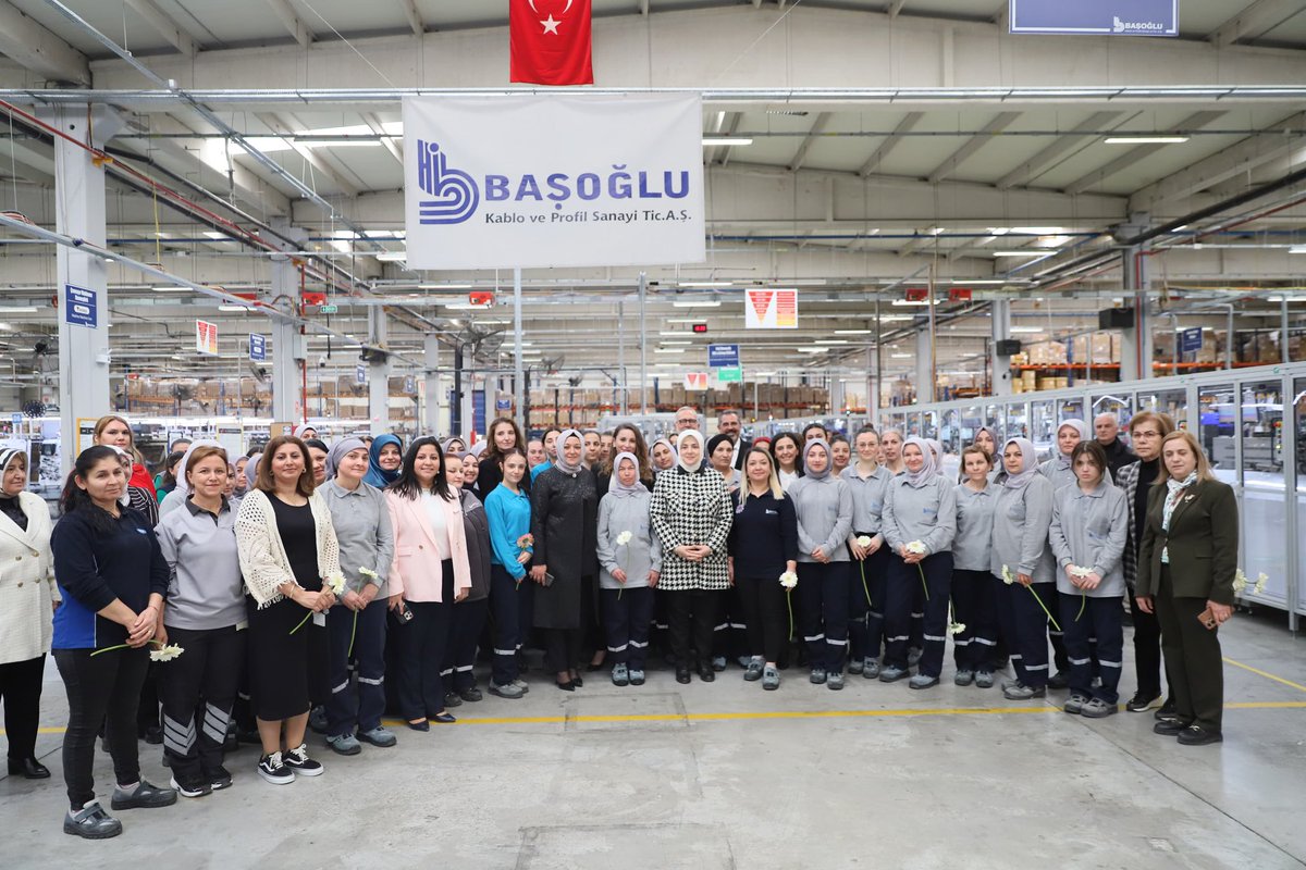 📍 Manisa | Manisa Organize Sanayi Bölgesi

Dünya Kadınlar Günü vesilesiyle bir araya geldiğimiz değerli emekçi kadınlarla basın açıklamamızı gerçekleştirdik.

AK Parti olarak 24 yıldır tek bir şiarla hareket ettik: “Kadın güçlenirse aile güçlenir, aile güçlenirse Türkiye