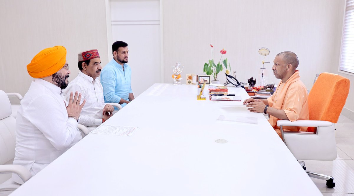 shivangbjym's tweet photo. आज लखनऊ में उत्तर प्रदेश के यशस्वी मुख्यमंत्री माननीय MYogiAdityanath  जी से माननीय जिला अध्यक्ष चाचा अनिल दीक्षित जी के नेतृत्व में शिष्टाचार भेंट कर आशीर्वाद प्राप्त किया साथ में श्री रमिंदर सिंह जी भी उपस्थित रहे । https://t.co/1YsUrtODsK