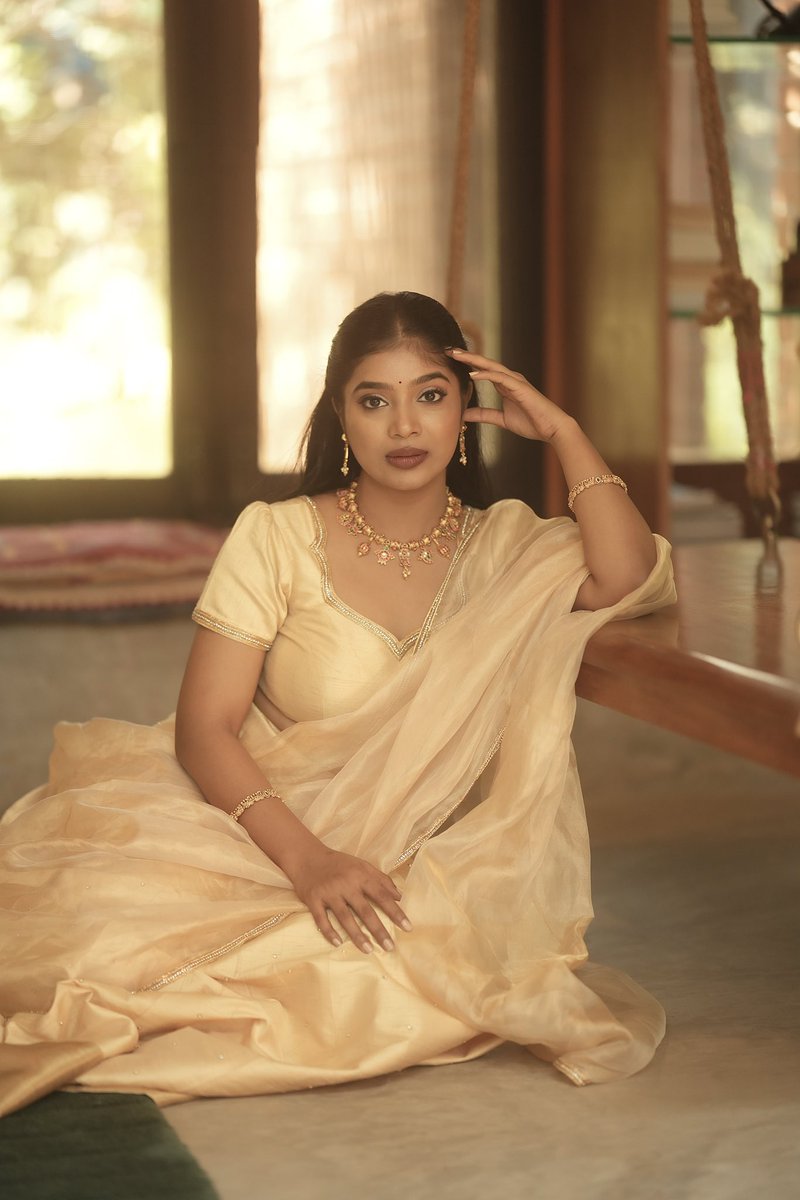 Nandhan_Talkz's tweet image. #BiggBossTamil

பிக்பாஸ் போனா வெளிச்சம் கிடைக்கும் வாய்ப்பு கிடைக்கும்னு தான் போறாங்க...

ஆனா அதுல 100க்கு 98% பெருசா யாருக்கும் பயன் இல்ல...

போட்டோ ஷூட்டும், ரீல்ஸ்ம், மேக்கப் ஜாமான்கள் விற்பனையும் தான் பெரும்பாலும் நடந்துட்டு இருக்கு...

அதுல பாருவின் லேட்டஸ்ட் ஷூட் இது...