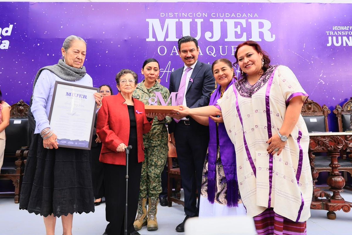 En Sesión Solemne de Cabildo, entregamos la Distinción Ciudadana “Mujer Oaxaqueña 2026 – Arcelia Yañiz Rosas”, un reconocimiento a mujeres cuya trayectoria, talento y compromiso han aportado al desarrollo cultural, social, científico y comunitario de Oaxaca de Juárez.

Cada una