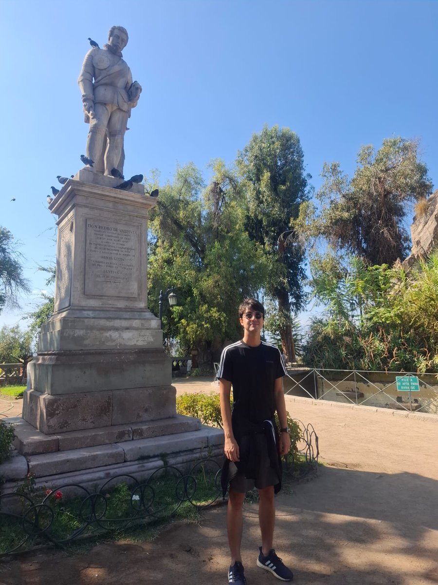 stgoturismo's tweet photo. 🌄En una muy agradable mañana, nuestro amigo de Brasil, vivió una personalizada experiencia en el Cerro Santa Lucia. Se sumó al #TourGratis de cada domingo y descubrió los encantos de este importante parque, junto a la guía Carolina Orellana🌳 https://t.co/YijpNSi09i
