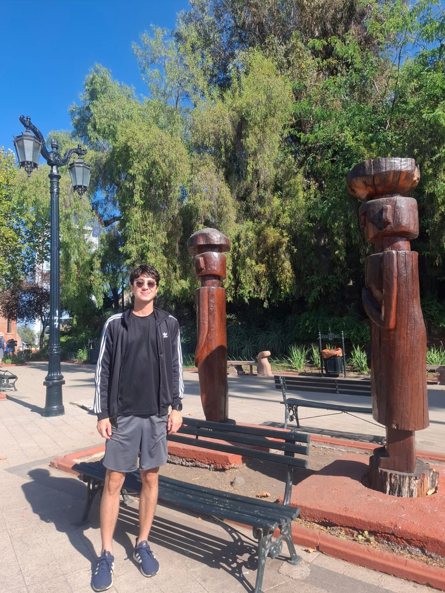 stgoturismo's tweet photo. 🌄En una muy agradable mañana, nuestro amigo de Brasil, vivió una personalizada experiencia en el Cerro Santa Lucia. Se sumó al #TourGratis de cada domingo y descubrió los encantos de este importante parque, junto a la guía Carolina Orellana🌳 https://t.co/YijpNSi09i