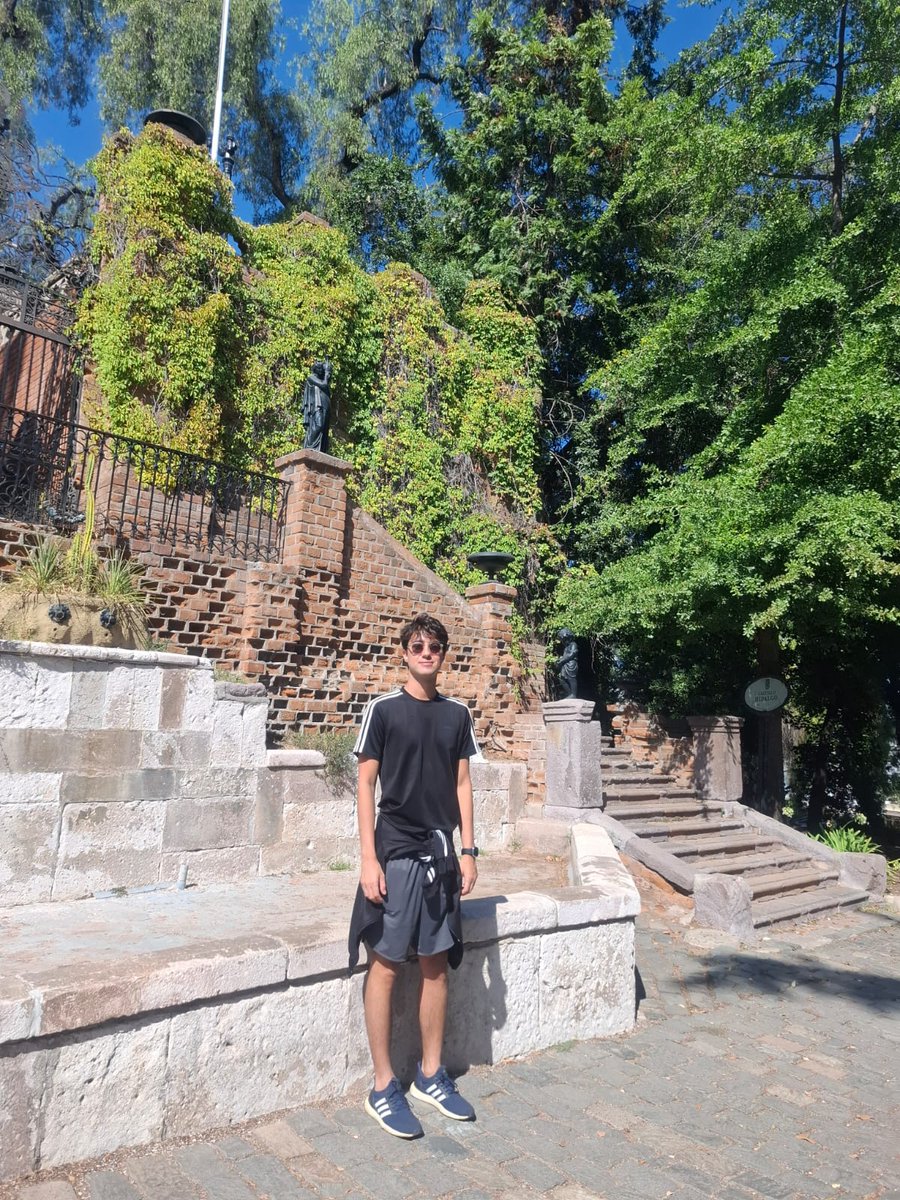 stgoturismo's tweet photo. 🌄En una muy agradable mañana, nuestro amigo de Brasil, vivió una personalizada experiencia en el Cerro Santa Lucia. Se sumó al #TourGratis de cada domingo y descubrió los encantos de este importante parque, junto a la guía Carolina Orellana🌳 https://t.co/YijpNSi09i