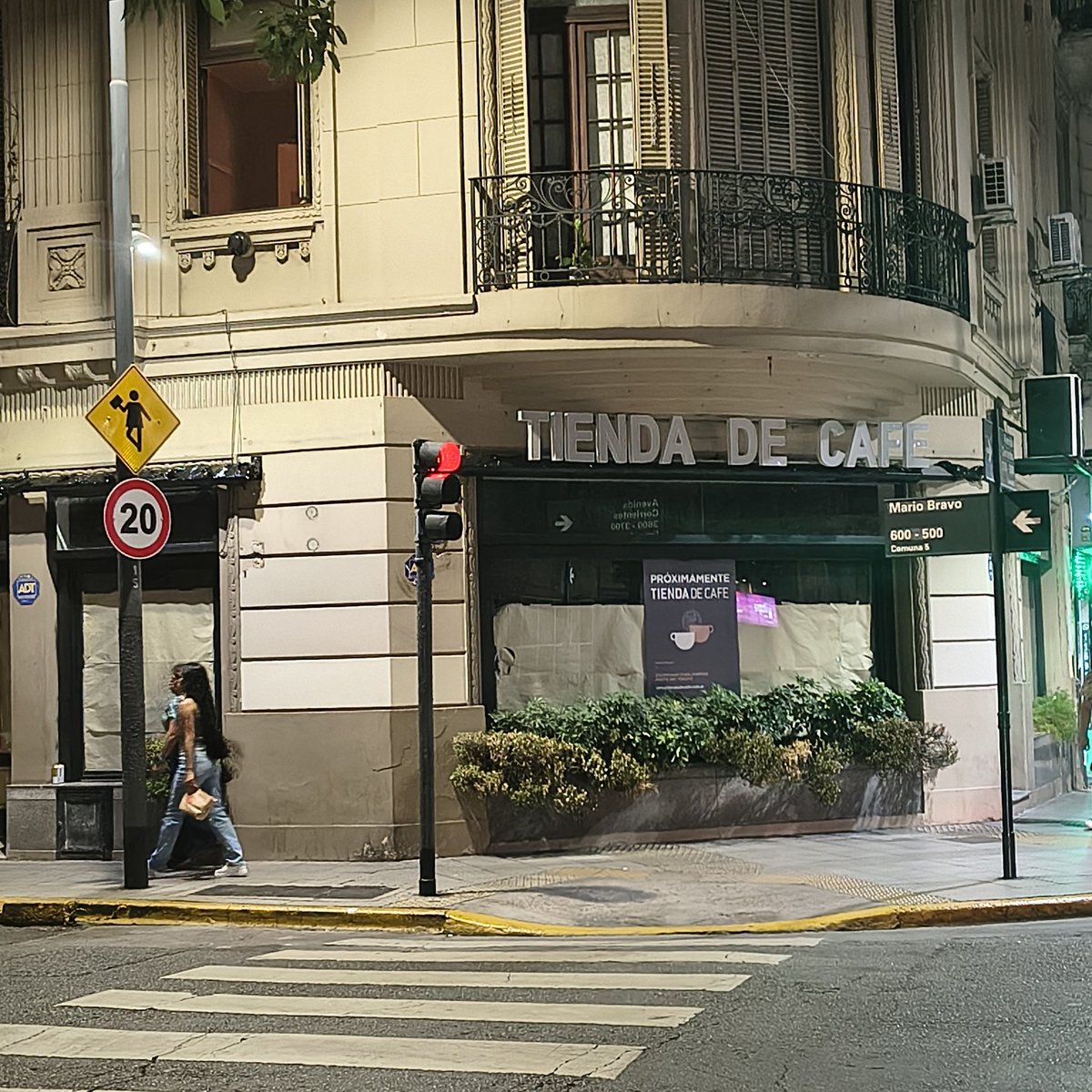 Cerraron La continental y la tienda de café en Av Corrientes y Mario Bravo. 

Otras dos nuevas bajas, entre otras ciento, del crecimiento con y sin dinero. 

Sin salario no hay consumo.