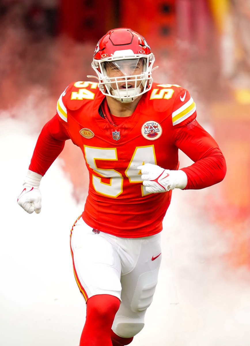 MLFootball's tweet photo. 🚨PROJECTION: Kansas City #Chiefs linebacker Leo Chenal is projected to sign a two-year, $18 MILLION deal this offseason.

Chenal is 25 years old and a 2x Super Bowl champion with 218 career tackles.

The #Panthers, #Bengals, #Giants, and #Vikings will have interest in Chenal. https://t.co/V2S8RI2nBO