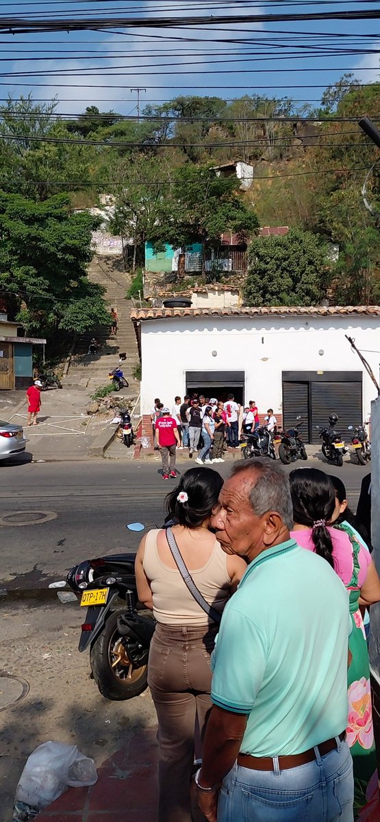 Señor comandante de la policía de Cúcuta, aquí muchas personas  denuncian  este lugar como un centro de compra de votos. Favor vigilar de inmediato el lugar.
<a href="/PoliciaColombia/">Policía de Colombia</a>