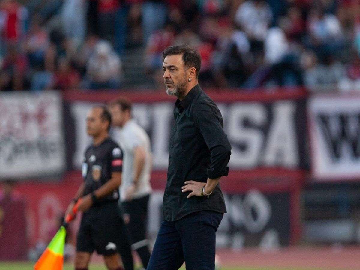 “Tuvimos muchas ocasiones y también fallamos; no era justo sufrir hasta el final como lo hicimos. Creo que debimos haber liquidado el partido mucho antes. Me hubiese gustado ganar por una mayor diferencia.”
Álvaro Recoba. DT del Dvo Tachira.
#frasesdeportivas