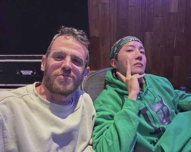 Wakeazul's tweet photo. Not only him, another bts member j-hope literally worked with an IDF soldier on his song... https://t.co/BciyDhaAu1