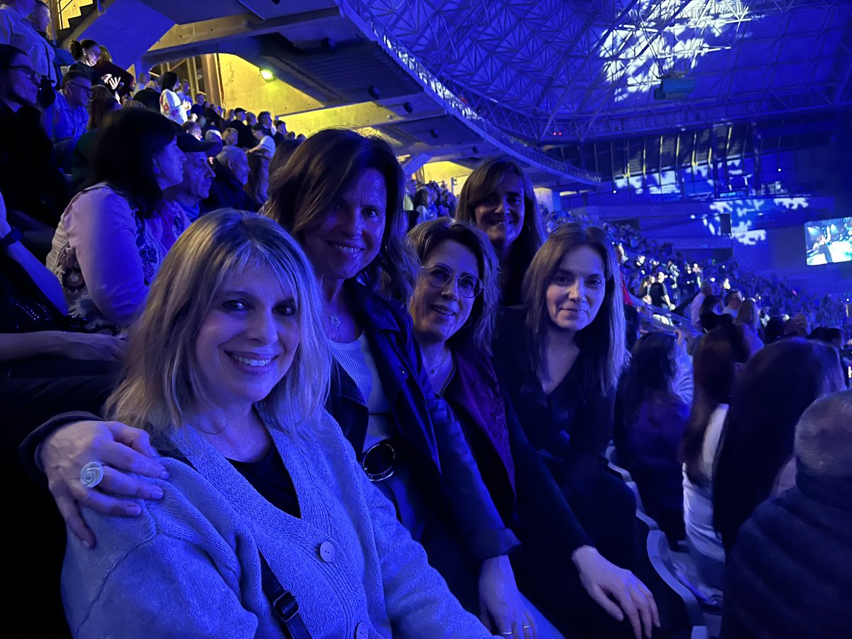 immaamadeog's tweet image. El @PalauSantJordi convertit en una discoteca gegant. Canten velles glòries. Unes millor i altres pitjor. Sonen les cançons que als anys 80 gravàvem de la ràdio en una TDK que rebobinàvem amb un boli BIC. I quin tip de cantar! #Discotecadelos80 #words #DolceVita #ForeverYoung