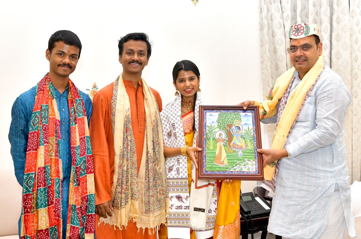 अपनी सुरीली आवाज से भारतीय संस्कृति को वैश्विक मंच पर नई पहचान दिलाने वाली, बिहार से युवा विधायक मैथिली ठाकुर जी ने आज मुख्यमंत्री निवास पर भेंट की।

इस अवसर पर राजस्थान की समृद्ध सांस्कृतिक विरासत और लोक कलाओं के संरक्षण व संवर्धन के विषय में सार्थक चर्चा हुई। युवा प्रतिभाओं का