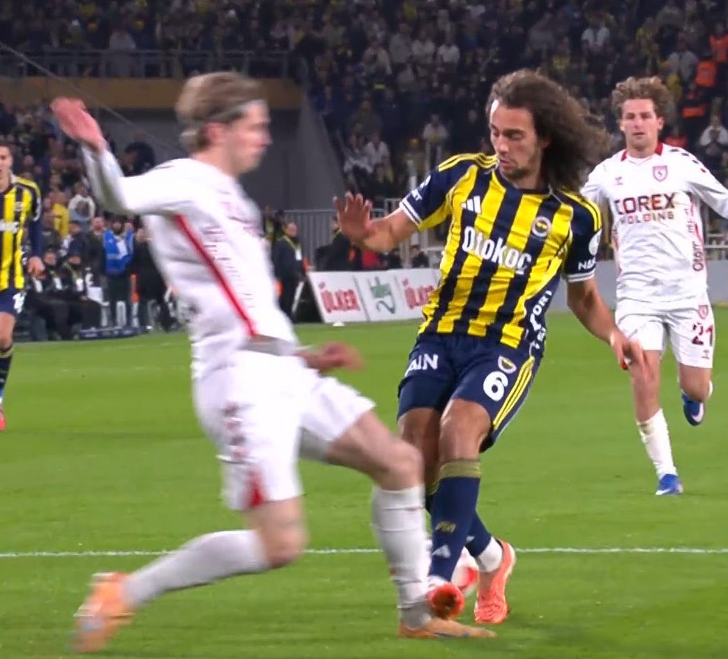 Kırmızı kart görmesi gereken oyuncu gol attı!

Adaletiniz batsın! <a href="/TFF_Org/">TFF</a>