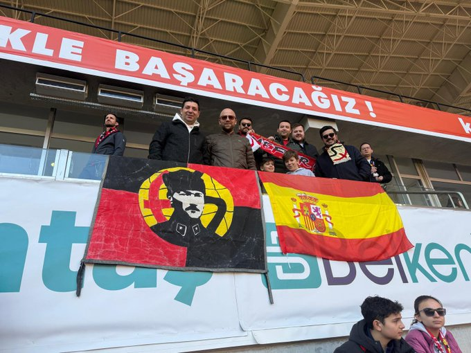 tribundergi's tweet photo. Eskişehirspor tribünlerinden İspanya'ya sevgilerle. 
(via @yuruyenmurat) https://t.co/NEPLlCfRz6