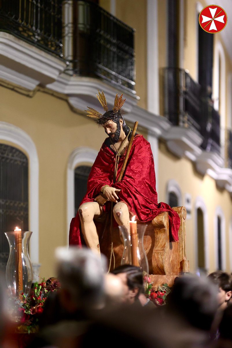 El Señor se presentó con sus potencias de oro y corona de espinas natural, realizadas con espinas de acacia. Portaba caña natural y cordón con borlas de mediados del siglo XIX, luciendo una clámide de damasco de seda natural con flecos cardenalicios.