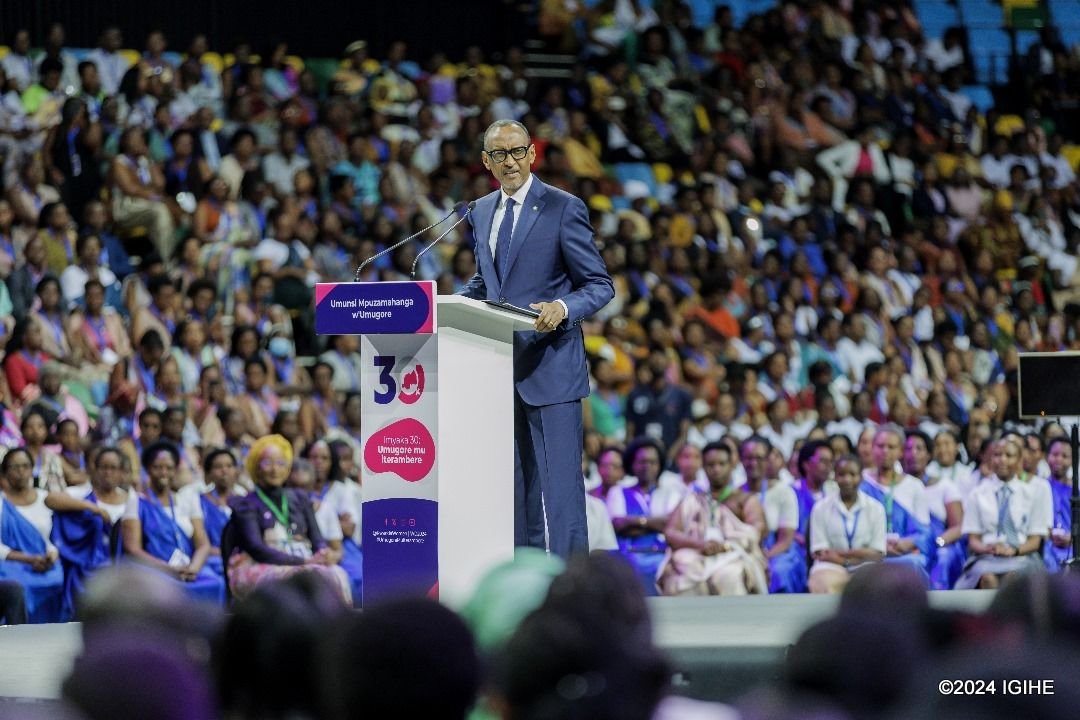 IGIHE's tweet photo. Perezida Kagame yifurije abari n’abategarugori kugira umunsi mwiza wabahariwe, agaragaza ko buri munsi hishimirwa uruhare rw’ingenzi abagore bakomeje kugira mu iterambere ry’u Rwanda.

Ati “Kudacogora, ubuhanga n’imiyoborere byanyu bikomeje gushimangira ukuri kumvikana: Igihugu gishobora gutera imbere bifatika iyo kudaheza n’uburinganire byimakajwe mu nguni zose.