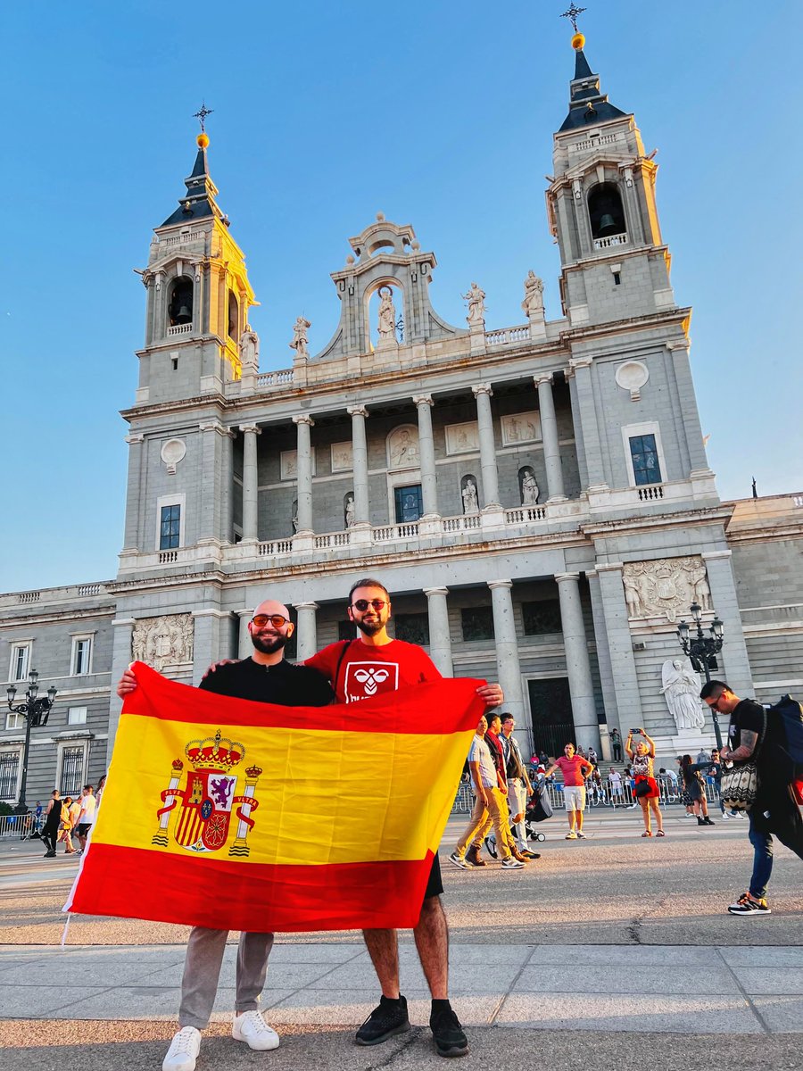 msaidguclu's tweet photo. Que no haya dudas, sabemos de qué lado estamos 🇪🇸 @sanchezcastejon https://t.co/NTDD8FgsWK