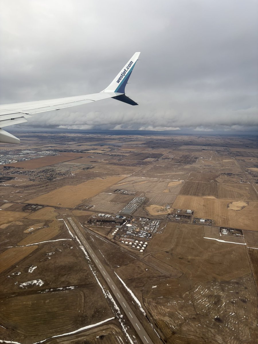 WxMonkey's tweet photo. @HouckisPokisewx Here’s what it looked like as we were landing at YYC. https://t.co/NZ7HDEPJQI