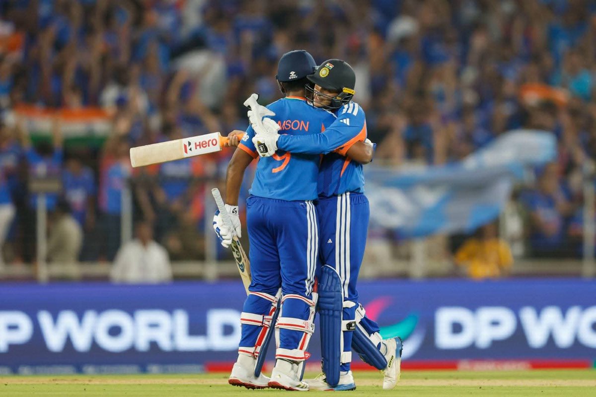 विजयी विश्व तिरंगा प्यारा, झंडा ऊंचा रहे हमारा! 🇮🇳

#T20WorldCup में भारतीय टीम ने न्यूज़ीलैंड को परास्त कर विश्व कप पर विजय हासिल की है। इस उत्कृष्ट उपलब्धि के लिए भारतीय क्रिकेट टीम के सभी खिलाड़ियों को हार्दिक बधाई एवं शुभकामनाएं!

आप सभी की मेहनत, समर्पण और टीम भावना ने 140