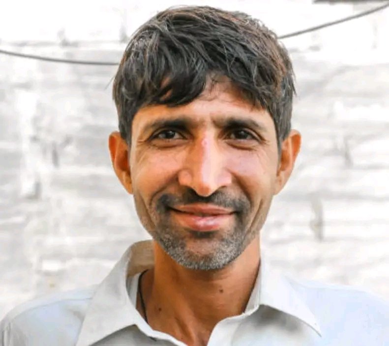 Dear Minister <a href="/Leon_Schreib/">Leon Schreiber</a> and <a href="/HomeAffairsSA/">HomeAffairsSA 🇿🇦</a>; this is a Pakistani national, but he's got a SA smart card, and his new name is Vusi Khoza. Please explain how!!