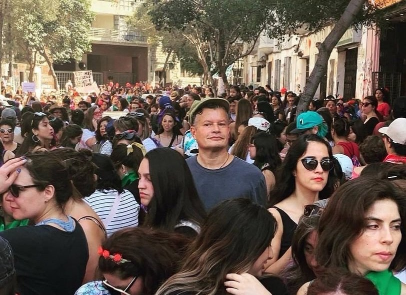 Y este saco de wea de Felipe Bianchi fue a la marcha de las orcos feminazis??  Otro que estuvo desaparecido estos 4 años, afanándose del estado con los panamericanos y un aprovechador del Bomba.