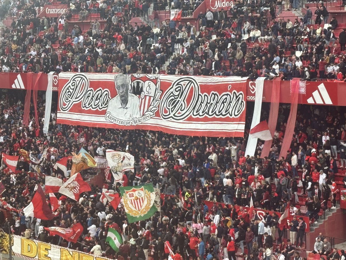 Homenaje a Paco.

Cuando el club no está a la altura, la grada toma la palabra.