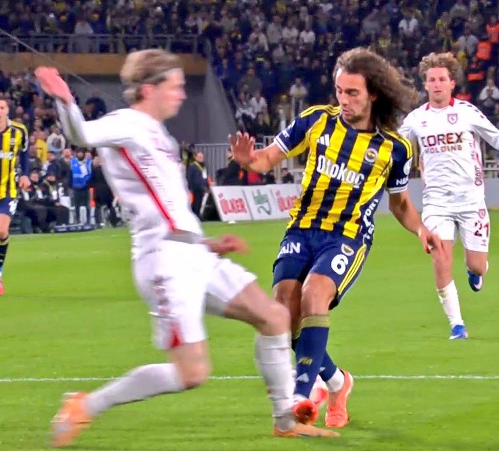 Goal_Gossip1's tweet photo. 🚨 Despite a clear view from the referee no card was shown to Matteo Guendouzi. https://t.co/H5GL5Gkdma