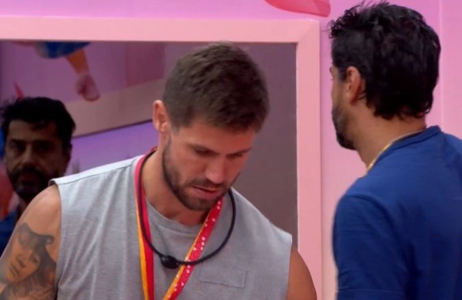 Aaaaahhh <a href="/tvglobo/">TV Globo 📺</a> <a href="/bbb/">Big Brother Brasil</a> tinha como ele subir com a roupa do monstro para o glossite do líder. Não tinha problema ele tira lá e prova as roupas logo após coloca a roupa novamente. Achei injusto isso. #BBB26