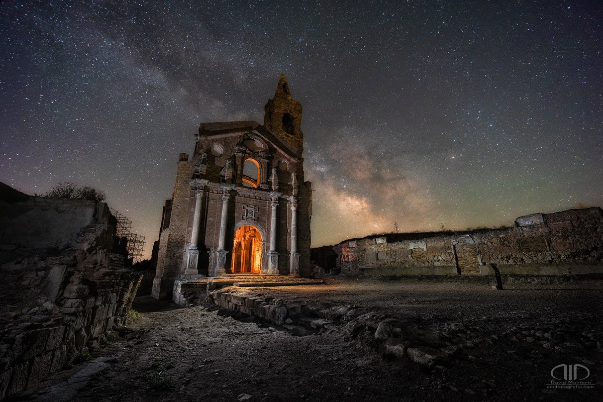 Bajo el cielo de Belchite
Las ruinas de San Martín se mantienen solemnes mientras los años van degradando poco a poco sus muros. 
En esta noche pudimos disfrutar de un cielo espectacular con la vía láctea en todo su esplendor 

#cielosesa #belchite #guerracivil #milkyway