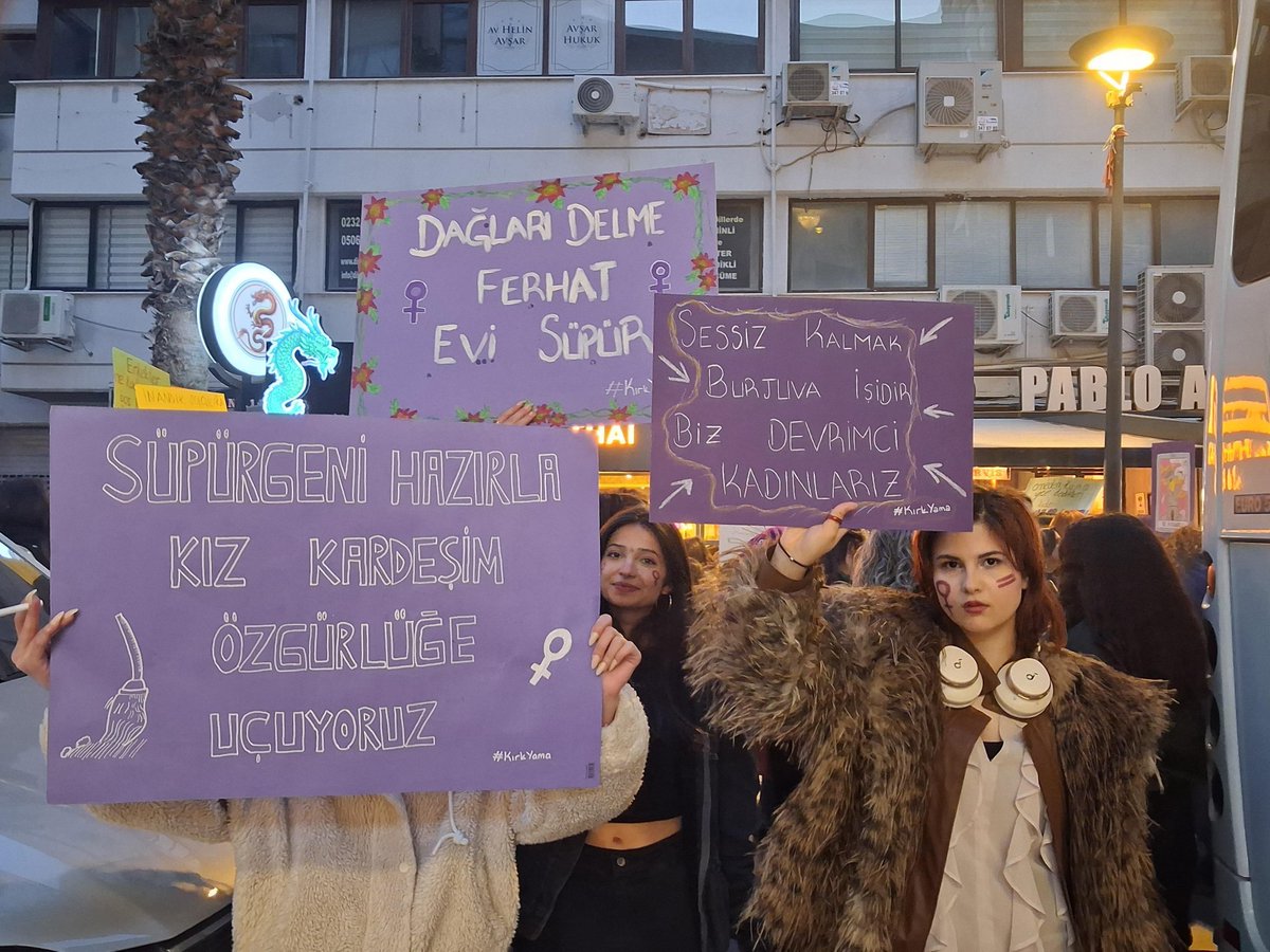 kadin40yama's tweet photo. 📍İzmir

Hayatlarımız, haklarımız için İzmir #8Mart Feminist Gece yürüyüşündeyiz! https://t.co/YpUKUAebki