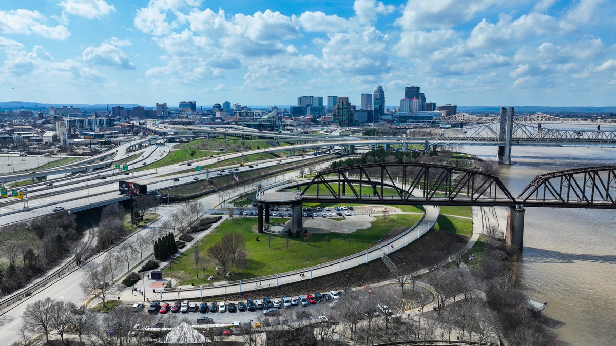 LouisvilleMayor's tweet photo. Spring forward, Louisville! ⏰

More evening sunlight, longer days, and more sunshine ahead. https://t.co/o1GjiL32os
