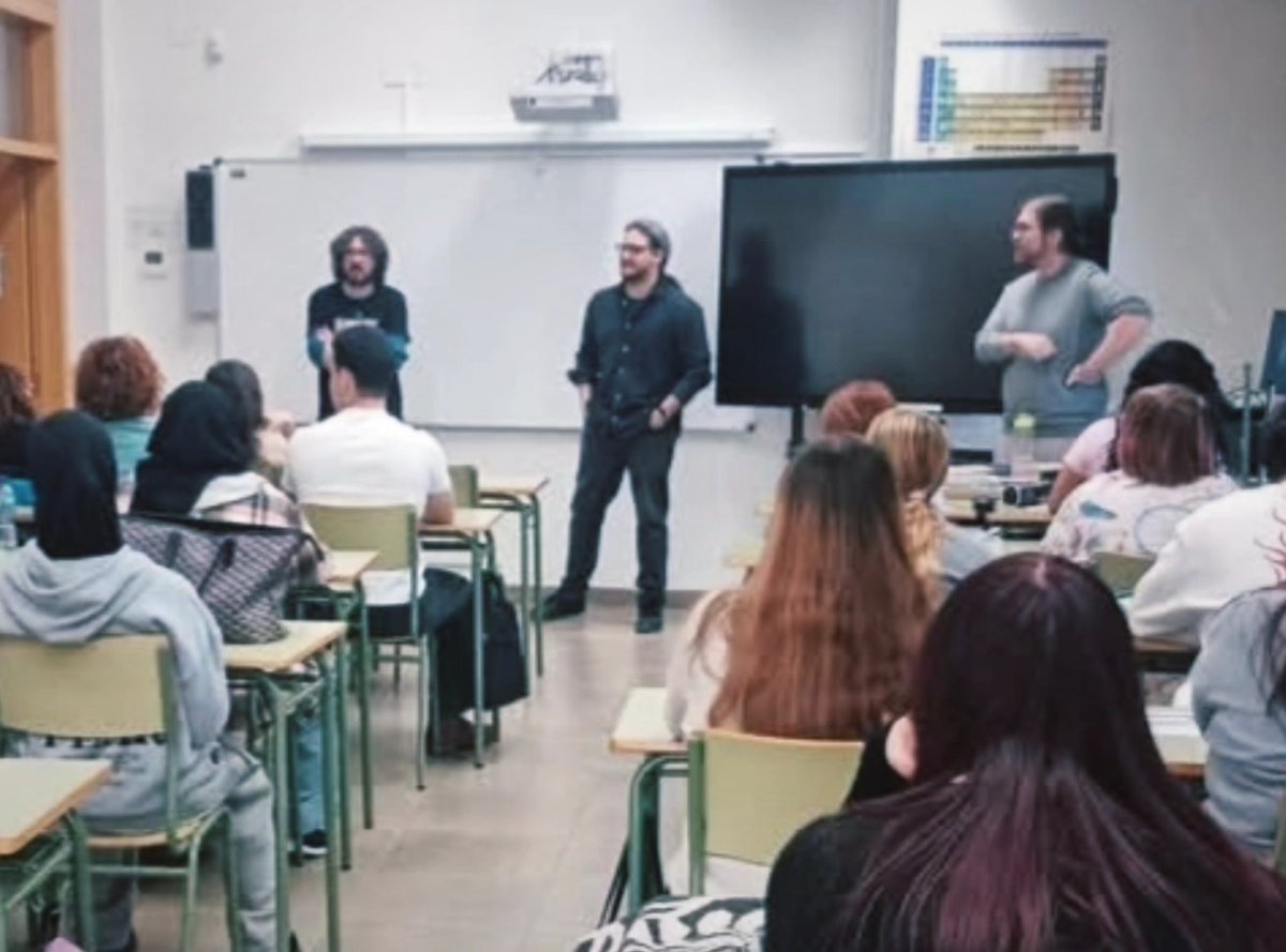 Aaron__Jara's tweet photo. El pasado 25 y 26 de febrero estuvimos @RomanLopezComic y yo impartiendo unas charlas sobre práctica poética y Miguel Hernández.

Fue una gran experiencia, con alumnos interesados, participativos y con mucha curiosidad por el proceso creativo. https://t.co/Q2kvaMgOPg