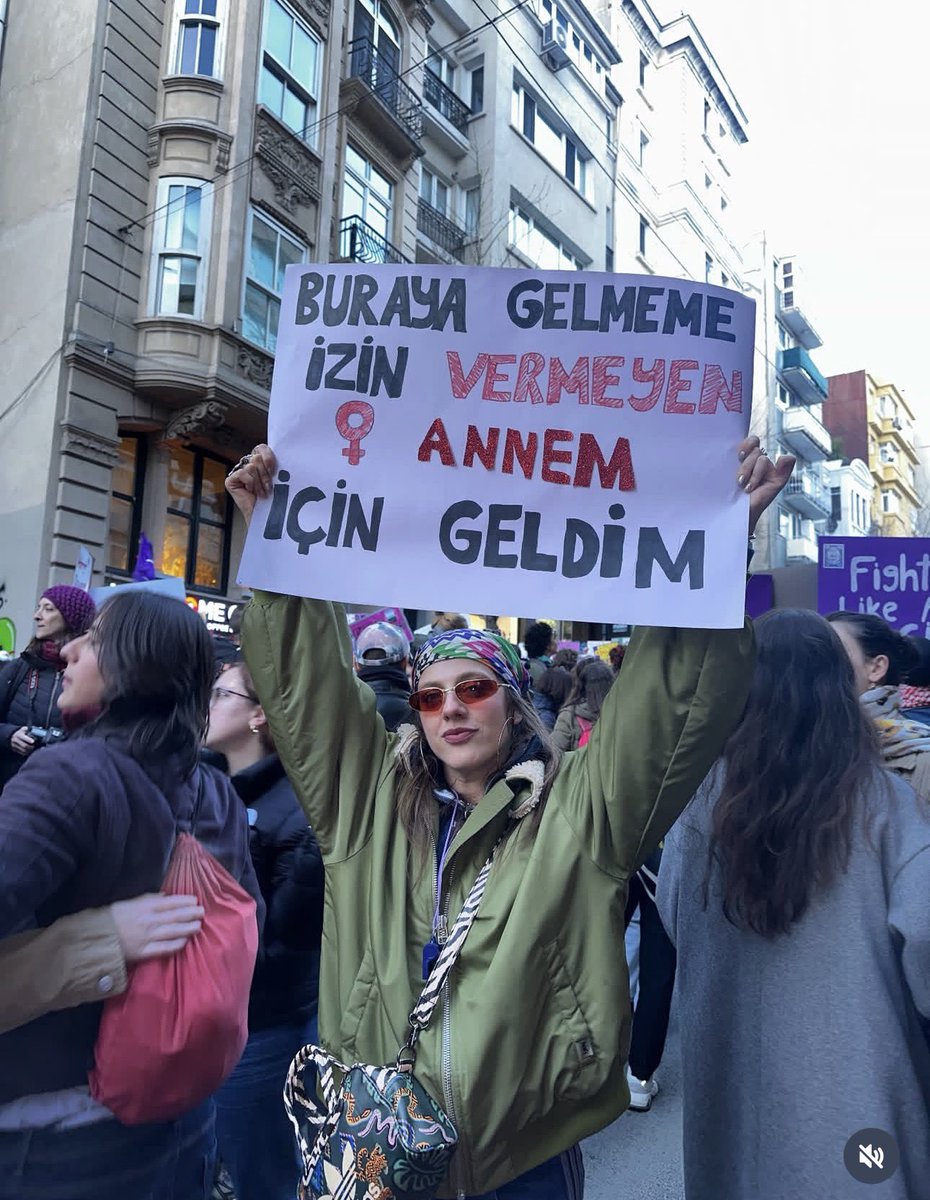 “Buraya gelmeme izin vermeyen annem için geldim” 💜

Fotoğraf’ın kime ait olduğunu bulamadım; şahane!
