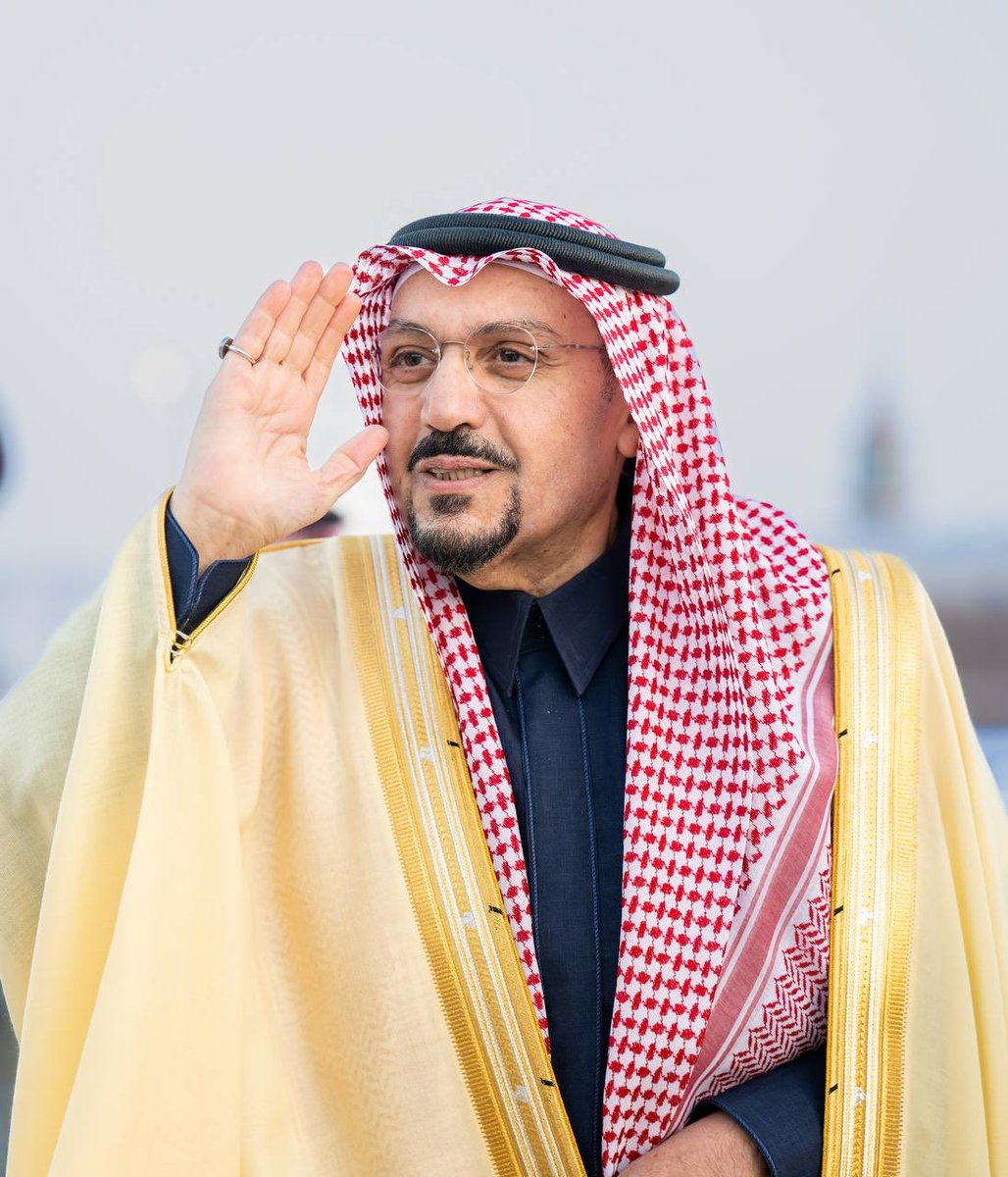 EmarahAlQassim's tweet photo. أكد سموه اعتزازه بما يقدمه رجال الأمن من مختلف القطاعات الامنية والعسكرية من جهود عظيمة وتضحيات مستمرة في سبيل حماية أمن الوطن والمواطن والمقيم، مشيرًا إلى أن ما ينعم به الوطن من أمن واستقرار بفضل من الله وبدعم القيادة الرشيدة – أيدها الله –..

سمو #أمير_منطقة_القصيم  يشارك رجال الأمن بشرطة المنطقة مأدبة الإفطار.