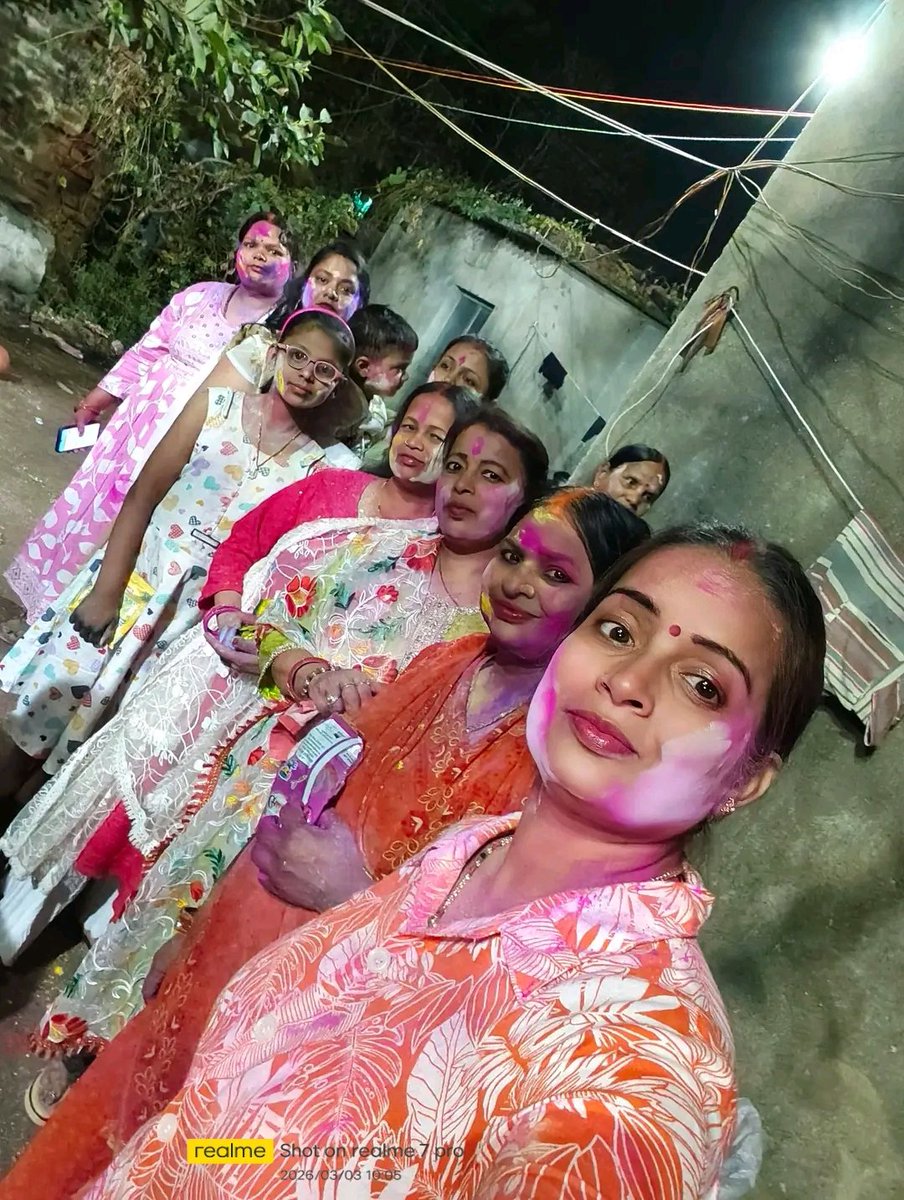 AnkitaKunal11's tweet photo. @realmecareIN It's a bound of family and friends. 
Holi 
#realmeSelfieHoliContest @realmecareIN 
@IndudeviIn322 
@SatyaNarayanSo 
@AbhijeetJr https://t.co/4whnTxxtu5