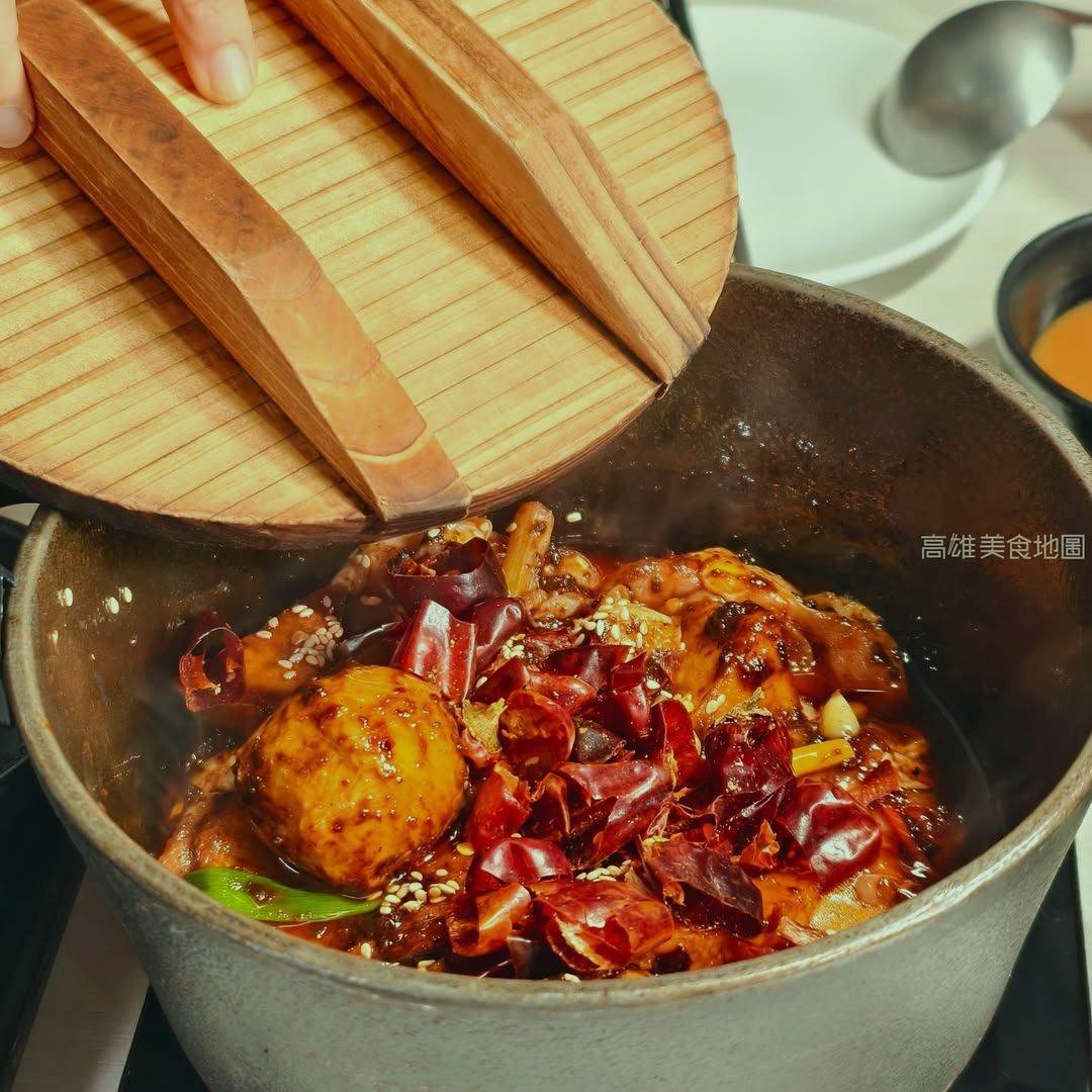 Every time you eat braised pork ricefeels like a celebration，spicy and satisfying到让人停不下来。🥴