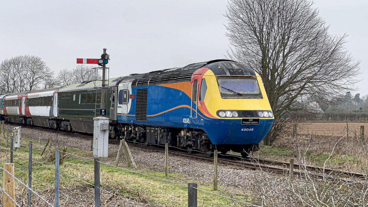 GeorgeBeany978's tweet photo. Today I visited the Nene Valley Railway for their Diesel Gala.

First up, I got the chance to see the lovely repainted 43048 in the retro Midland Mainline Bambi livery. Really shined through the grey clouds. 43045 also being in a livery I love on the HST's. https://t.co/uw6fCj3f4e