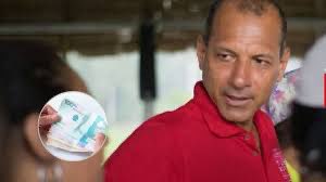 petrogustavo's tweet photo. Candidato Víctor Hugo Moreno capturado en Leticia con 20 millones de pesos en efectivo en proceso de compra de votos e intento de soborno a policías que realizaron el procedimiento. https://t.co/R5XnenVzUR