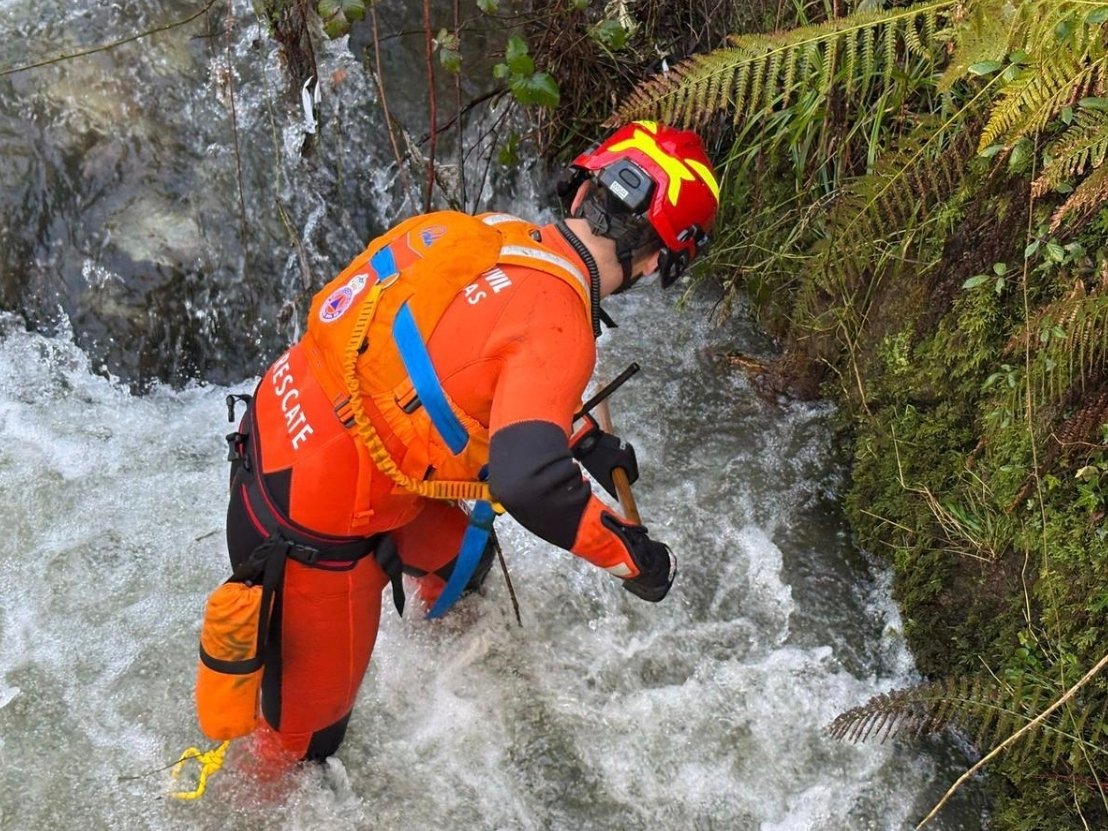 PC_Comarca_Eo's tweet photo. @BomberosAstur @TPAnoticias Los efectivos 🧑🏻‍🚒 desplazados a La Güerta, San Martín del Rey Aurelio para colaborar en las labores de búsqueda 🆘 de la mujer desaparecida, finalizan sin éxito la jornada, retornado a base. https://t.co/a96wEUwdRU