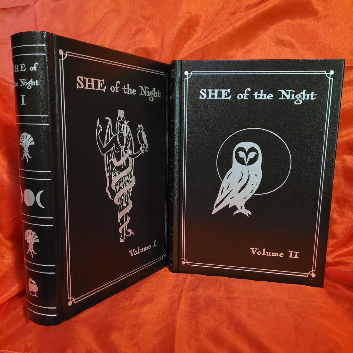 ArcaneOfferings's tweet photo. Idlu Lili Regulus. She of the Night. Munich: Theion Publishing, 2025. Second edition fine hardcover. Two volumes. 464 pages in each volume. Limited to 480 copies per volume.

https://t.co/JNbpGnddEY

#occultbooks #esotericbooks #bookseller #occult #esoteric https://t.co/OnmU6bTnlS