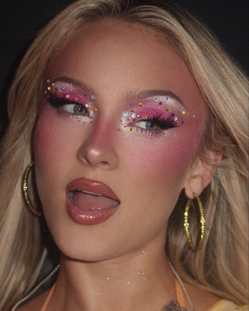 sophiasinotx's tweet photo. Makeup by Sophia Sinot on Zara Larsson 🧚🏼‍♀️ https://t.co/lN9MQEPjxj