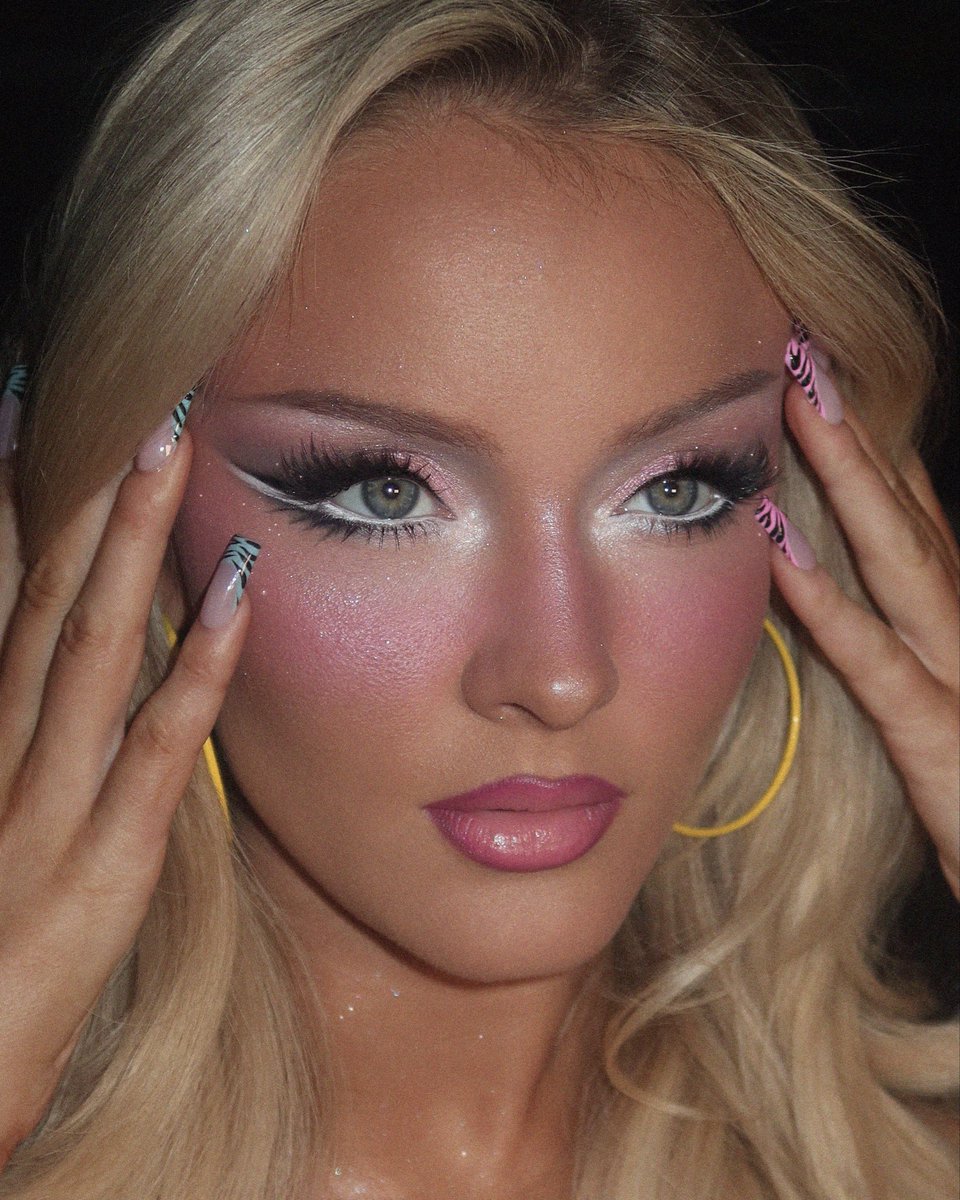 sophiasinotx's tweet photo. Makeup by Sophia Sinot on Zara Larsson 🧚🏼‍♀️ https://t.co/lN9MQEPjxj