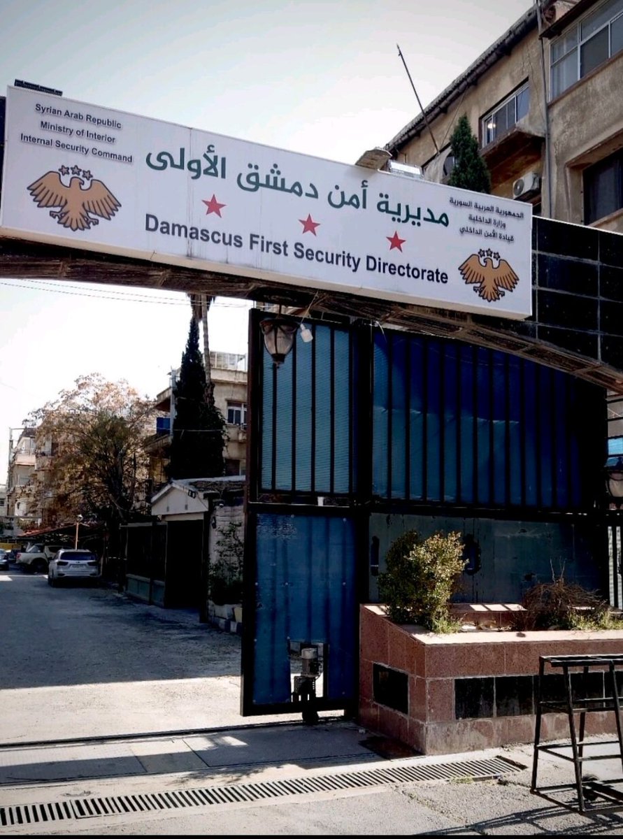 SSJ__official's tweet photo. باشرت الآلية الدولية المحايدة والمستقلة التابعة للأمم المتحدة والمعنية بالمساعدة في التحقيق والملاحقة القضائية للجرائم الدولية المرتكبة في سوريا (IIIM)، وبالتعاون مع الحكومة السورية الجديدة، تنفيذ أعمال جمع الأدلة داخل سوريا. ولم يكن مسموحًا للآلية بالعمل داخل البلاد في ظل النظام السابق، ولذلك تُعد هذه هي المرة الأولى التي تجري فيها تحقيقات ميدانية داخل سوريا منذ إنشائها عام 2016. وترى منظمة اليابان تقف مع سوريا في هذه الخطوة تقدمًا كبيرًا في مسار تحقيق العدالة الانتقالية.
في مطلع هذا العام، زارت الآلية الدولية المحايدة والمستقلة بشأن سوريا (IIIM) الأراضي السورية بالتعاون مع وزارة الداخلية في الحكومة السورية الجديدة، وقامت بجمع الأدلة وغيرها من المواد المتعلقة بالجرائم التي ارتُكبت في مركز احتجاز الخطيب، الذي كان يُدار من قبل الفرع 251 التابع للأجهزة الأمنية في نظام الأسد السابق.

وقد تواترت التقارير عن أن مراكز الاحتجاز التابعة للنظام السابق شهدت أنماطًا من المعاملة اللاإنسانية الواسعة والمنهجية، بما في ذلك التعذيب الممارس بحق المدنيين. ومن هذا المنطلق، فإن بدء IIIM أعمالها التحقيقية داخل سوريا يشكل خطوة بالغة الأهمية نحو ملاحقة مرتكبي الجرائم الدولية الجسيمة التي ارتكبها النظام السابق، وتحقيق العدالة للضحايا.

وتثمّن اليابان تقف مع سوريا موقف الحكومة السورية الجديدة وتعاونها الإيجابي مع الآليات الجنائية الدولية، بما في ذلك IIIM والمحكمة الجنائية الدولية (ICC)، من أجل ملاحقة جميع الجرائم الدولية التي ارتُكبت في سوريا، كما تدعو إلى إحراز مزيد من التقدم في هذا المسار.

كما تواصل وحدة القانون والعدالة الانتقالية في اليابان تقف مع سوريا عملها في جمع وحفظ الأدلة المتعلقة بالجرائم المرتكبة في ظل النظام السابق، وستستمر في التنسيق الوثيق مع الجهات المعنية من أجل الدفع نحو مساءلة الجناة، بمن فيهم الرئيس المخلوع بشار الأسد.