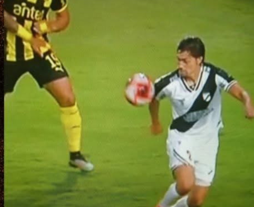 sebaovi's tweet photo. Con gran asombro te escuché decir durante la transmisión del partido de ayer que no fue penal porque el brazo estaba pegado al cuerpo.
Ya lo sabemos; el brazo está pegado al cuerpo por la articulación del hombro. Anatomía que se aprende en Inicial de todas las escuelas. Saludos! https://t.co/nR7oYWe4Dr