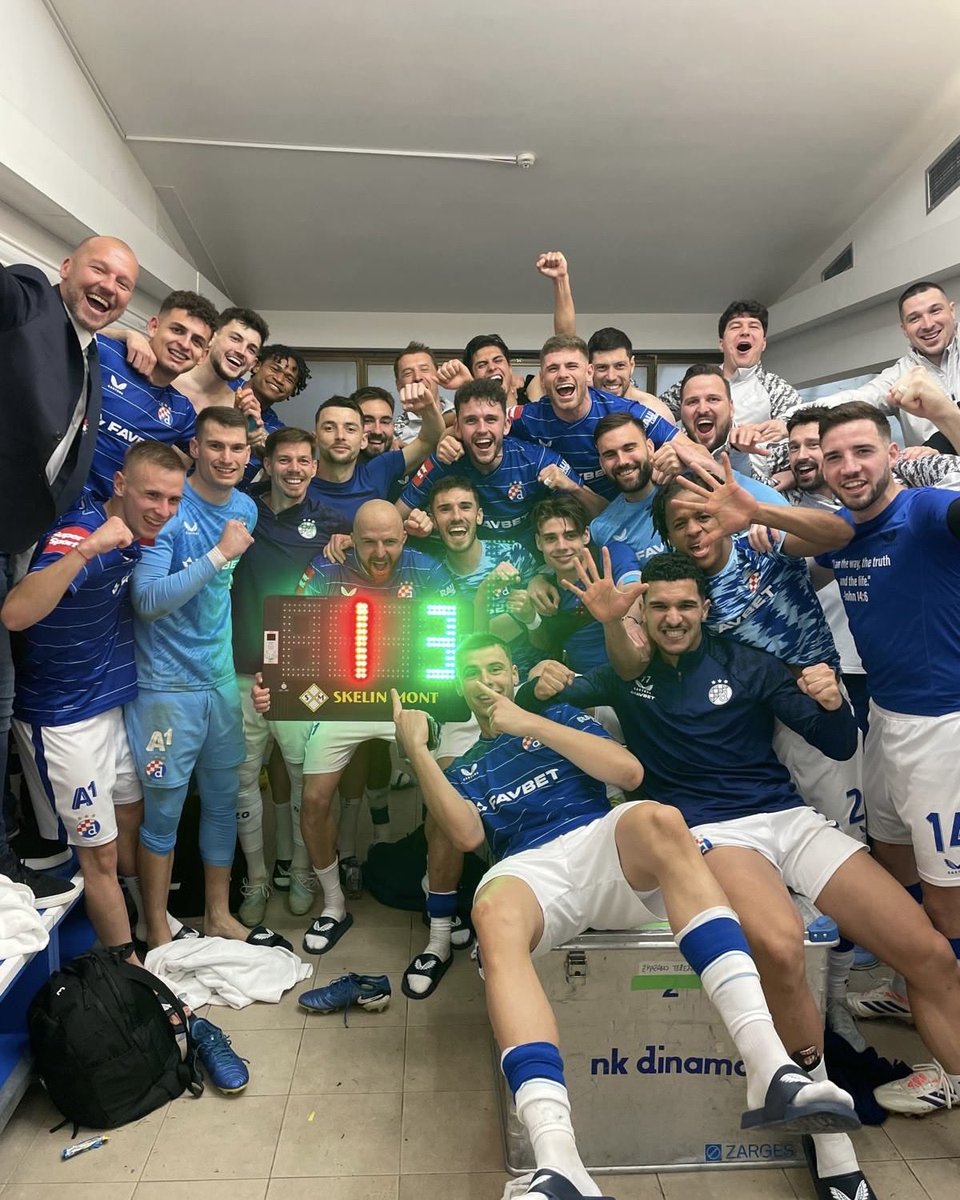 gnkdinamo's tweet photo. Dame znamo da je vaš dan, ali mislili smo na sve! 💙🌹 https://t.co/kBHk26QWEK