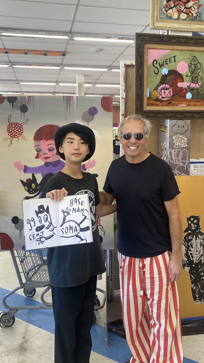 _KazumaSuzuki_'s tweet photo. アートイベント最終日！

ついに憧れの #ゲイリーベースマン 氏と対面したセガレ。なんとセガレの作品も見に来てくださり、大感激。

そして #バリーマッギー 氏も
セガレのスケッチブックをじっくり見て周辺の仲間に見せて、写真もたくさん撮ってくれました！

#BarryMcGee #GaryBaseman https://t.co/Ejzr9HLjRX