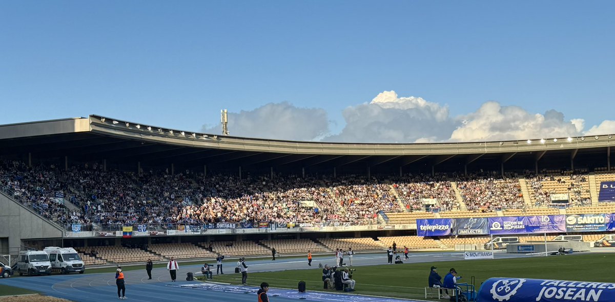 FranciscoZuasti's tweet photo. Teniendo en cuenta que cada cuadrado completo son 400 localidades (aprox. 22/20 x 17 filas) y los que están arriba de pie, se estima que hay más de 3.000 recreativistas acompañando al @recreoficial vs @XerezCD_OFICIAL https://t.co/gLhqkmEjtS