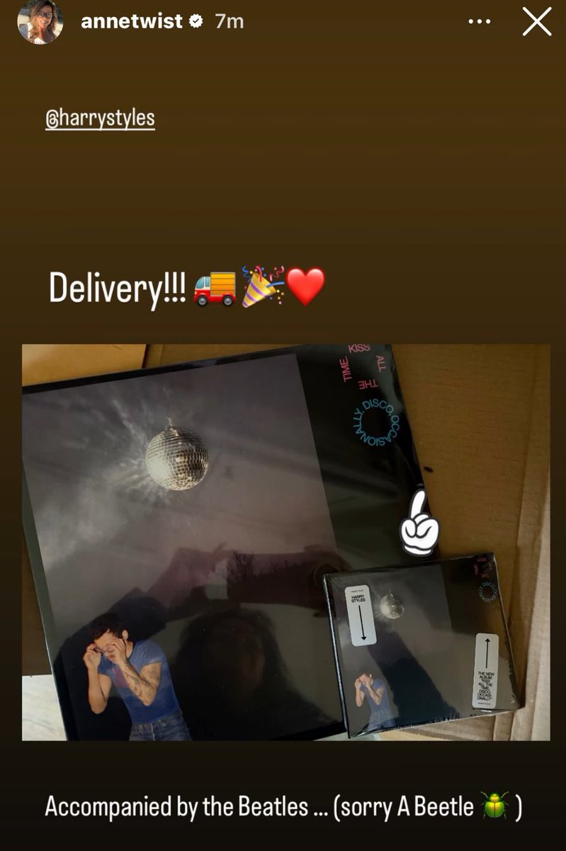 Dónde quedó el respeta a tu madre, le hace comprar los cds jajaja