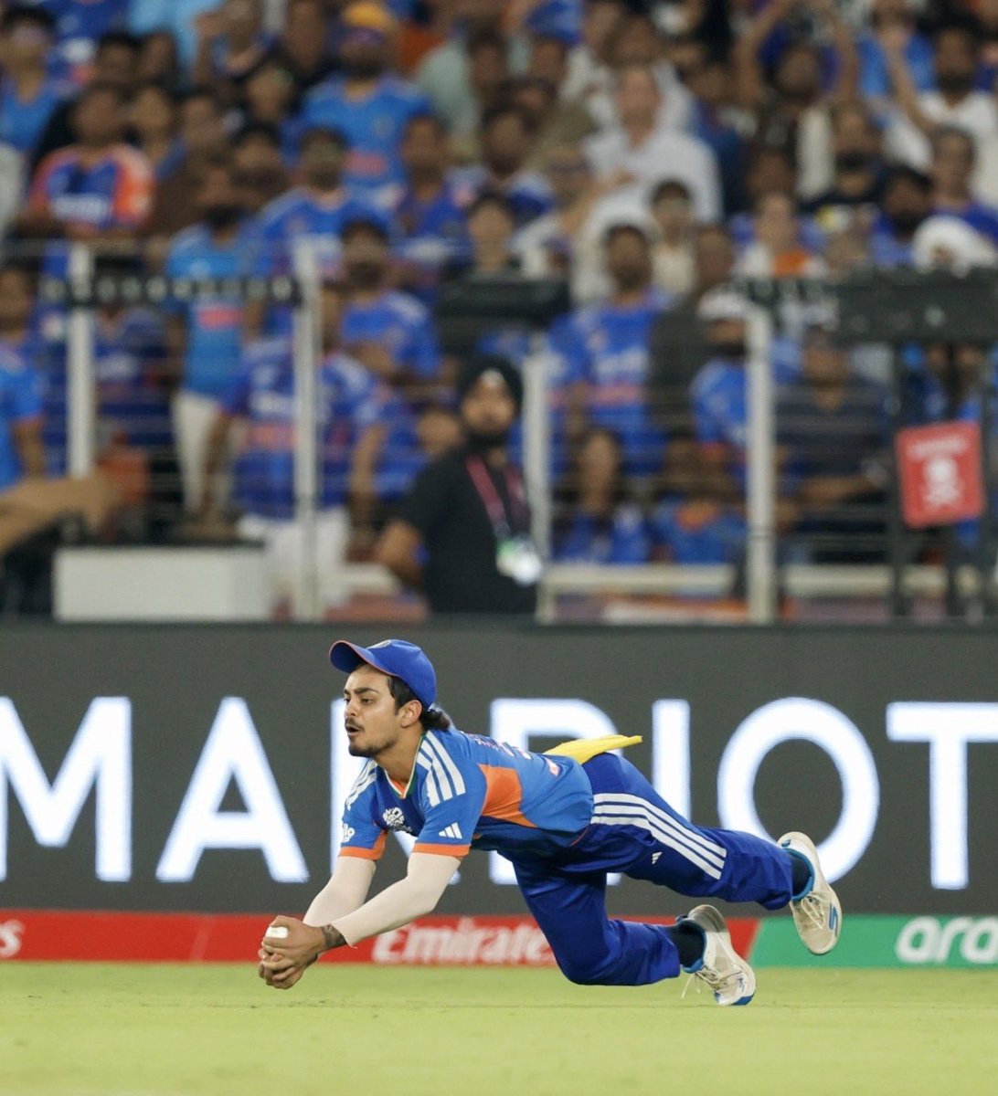 HemantSorenJMM's tweet photo. कुछ ही समय पहले तक आप भारतीय टीम में भी नहीं थे, लेकिन जिस आत्मविश्वास और आक्रामकता के साथ आपने वापसी की है, वह सचमुच प्रेरणादायक है। हमारे अपने झारखंड के कप्तान ईशान किशन ने यह साबित कर दिया है कि मेहनत और दृढ़ संकल्प से हर चुनौती को पार किया जा सकता है।

झारखंड के कप्तान एवं भारतीय टीम के अभिन्न सदस्य के रूप में आपका दमदार प्रदर्शन और मैदान पर पूरे जोश के साथ खेलना यह दिखाता है कि सच्चे खिलाड़ी चुनौतियों से घबराते नहीं, बल्कि और मजबूत होकर लौटते हैं।

पूरे झारखंड को आप पर गर्व है। आपकी यह शानदार वापसी और प्रदर्शन राज्य के युवाओं के लिए बड़ी प्रेरणा है।

हार्दिक बधाई और आगे के लिए ढेरों शुभकामनाएँ। 🇮🇳