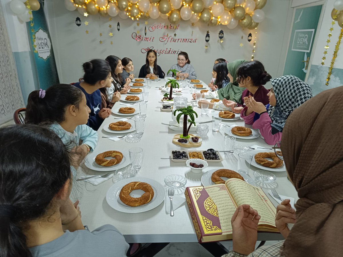 fidelya44's tweet photo. Geleneksel simit iftarımızın bu defaki konukları ortaöğretim öğrencilerimiz oldu.
Sade bir simidin etrafında kurulan soframızda öğrencilerimizin içten sohbetleri, neşeli gülüşleri ve sıcak muhabbeti akşamımıza ayrı bir güzellik kattı. https://t.co/dxnxE5NCiO
