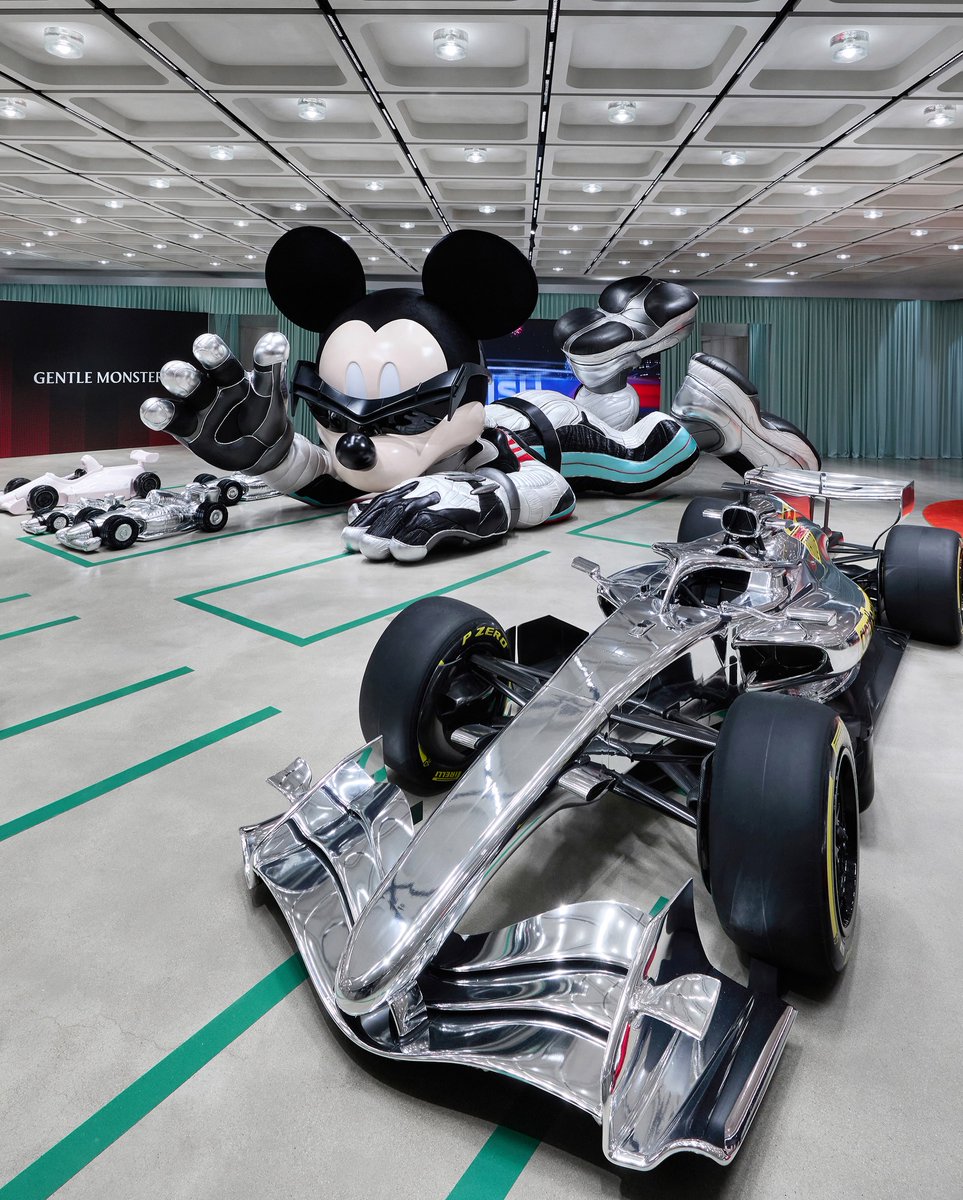 ajummabakorea's tweet photo. HAUS NOWHERE SEOUL ซองซู เปลี่ยนธีมแล้วจ้า
การคอลแลปสุดปังของ Gentle Monster x Disney x F1
พบกับน้อง มิกกี้เมาส์ในชุดนักแข่ง F1 ใส่แว่น Gentle Monster สุดจะล้ำ สุดจะเก๋
📍 พิกัด 𝗛𝗔𝗨𝗦 𝗡𝗢𝗪𝗛𝗘𝗥𝗘 𝗦𝗘𝗢𝗨𝗟 (하우스 노웨어 서울)
ช็อปใหญ่ แลนด์มาร์กตึก 14 ชั้น ลง สถานี Seongsu ทางออก 3
